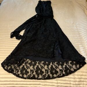 Leslie Fay size 8 lace dress fully lined. With belt at waist.